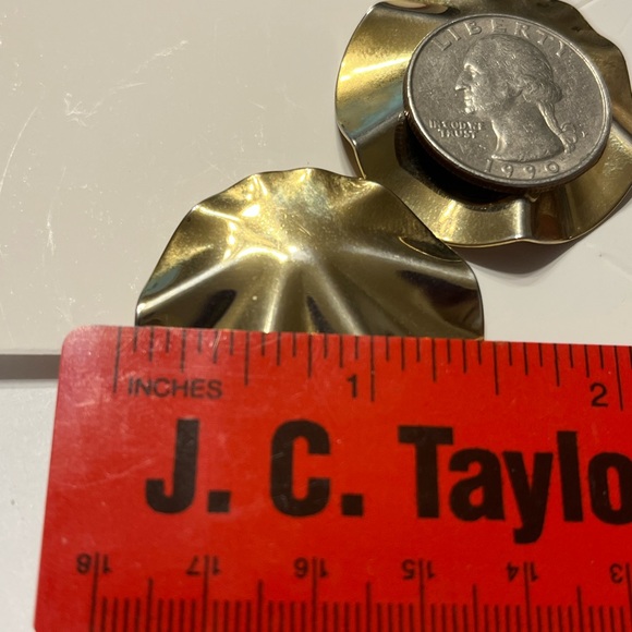 Vintage 80’s Gold Tone Modernist Design Crinkle Circle Earrings. Pre Owned - Picture 4 of 4